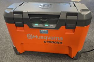 C1000X4 Multiladdare, 4 fack, 1000W  i gruppen Husqvarna hos Mera Maskin Gteborg Aktiebolag (970 70 48-01)